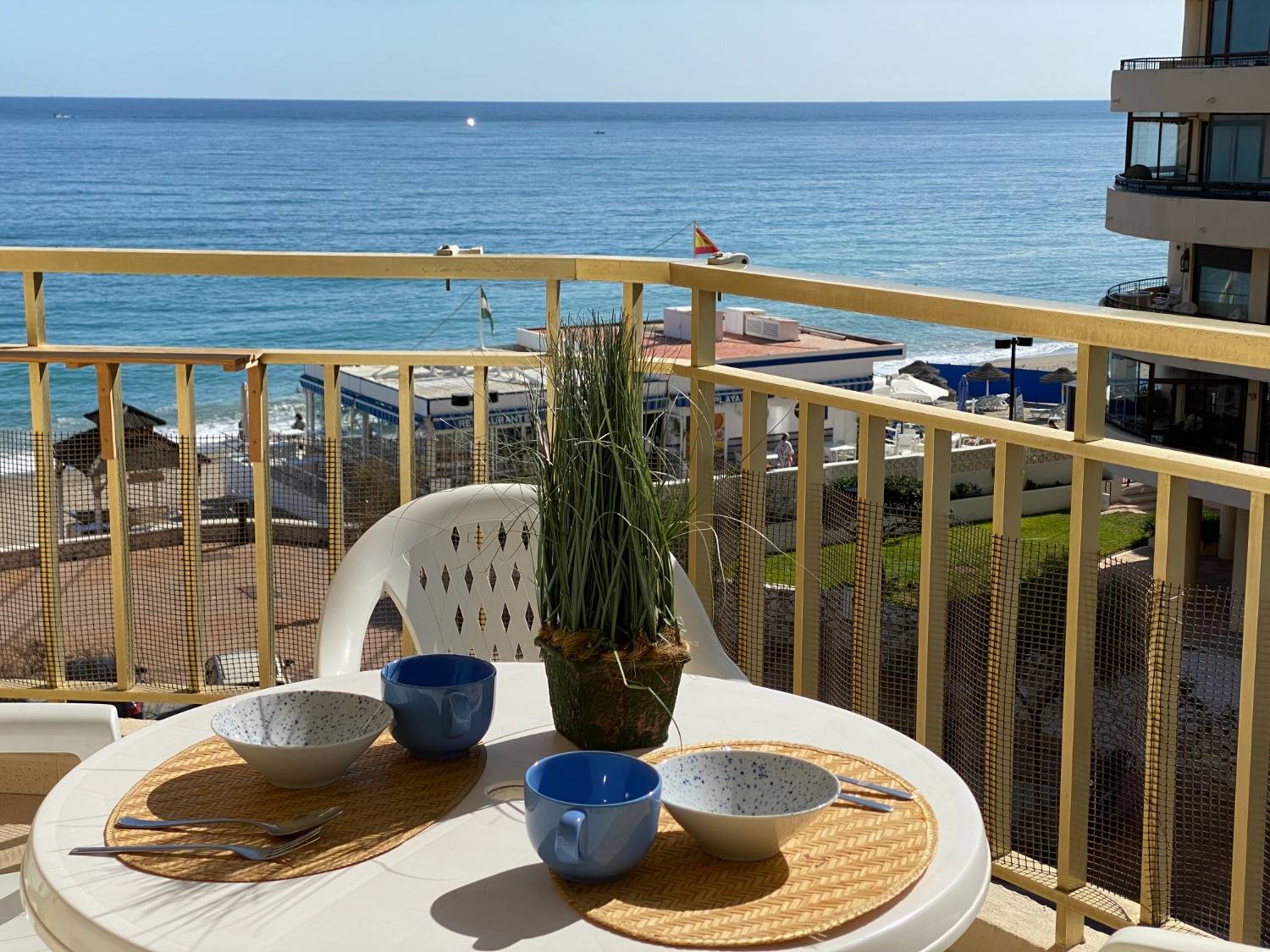 Några meter från stranden. På stranden i Fuengirola