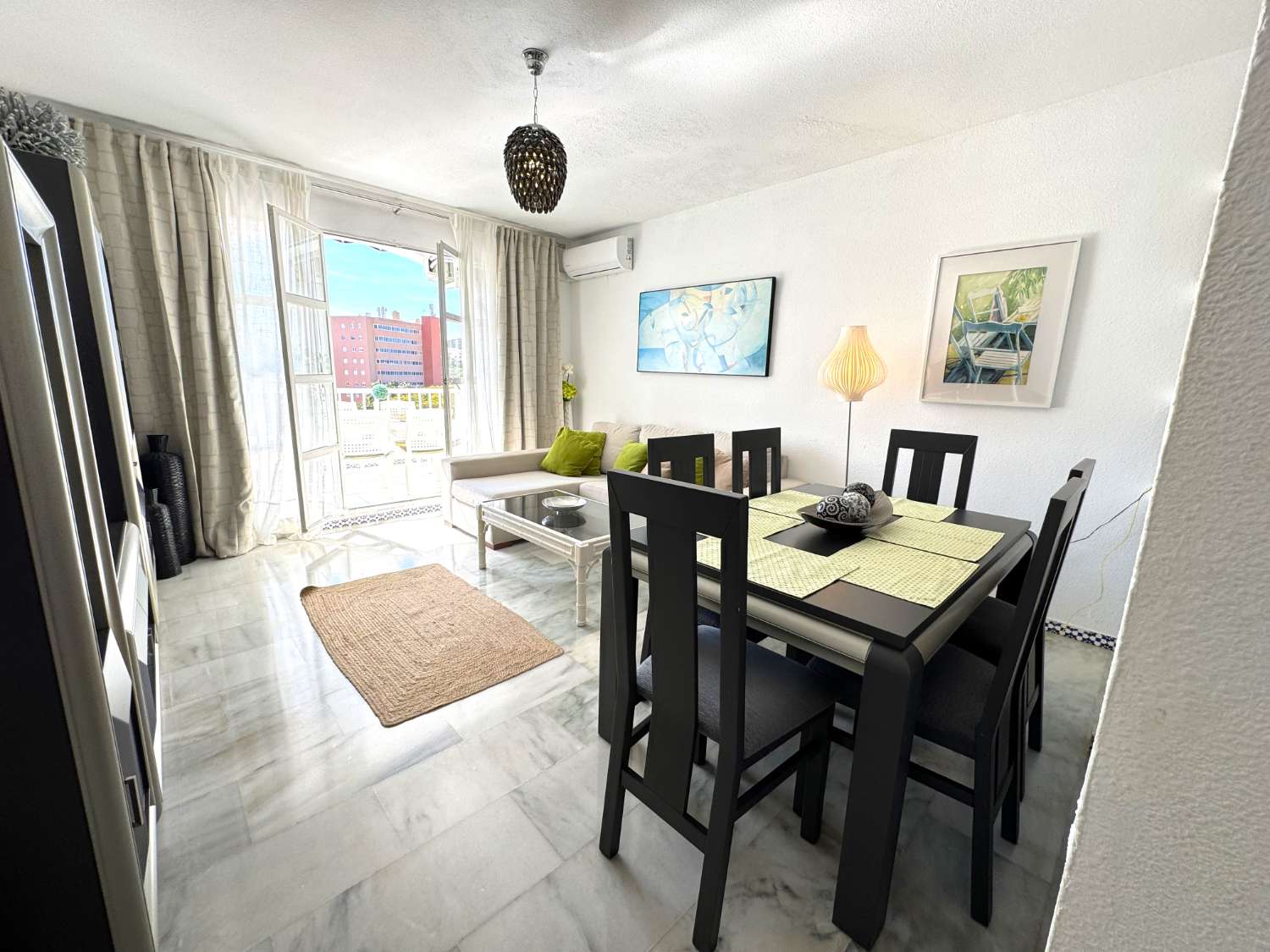 The climate, the sea and the location of this 3-bedroom house is ideal on Fuengirola Beach