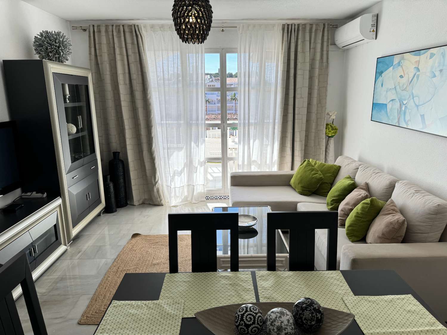 The climate, the sea and the location of this 3-bedroom house is ideal on Fuengirola Beach