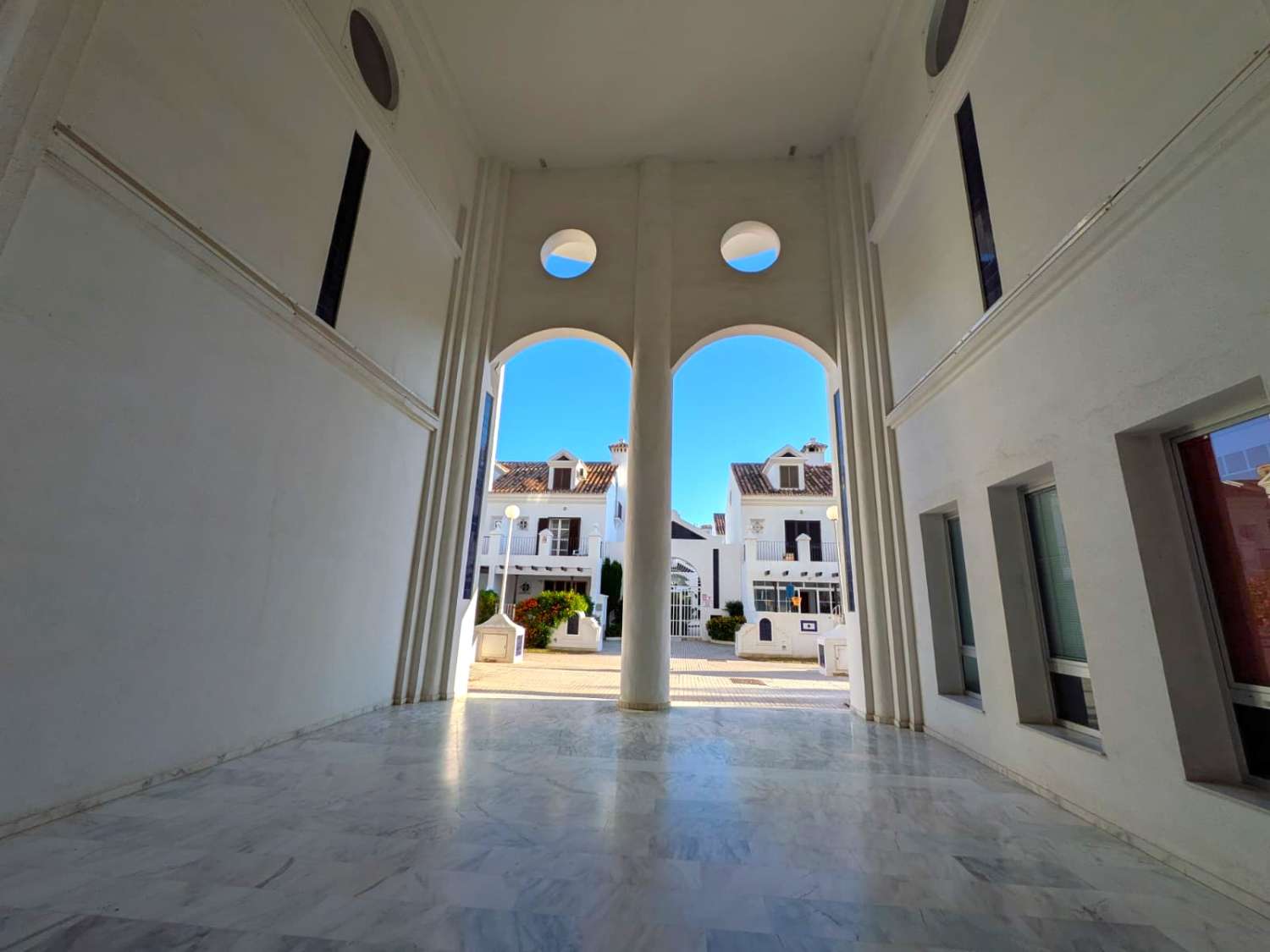 The climate, the sea and the location of this 3-bedroom house is ideal on Fuengirola Beach