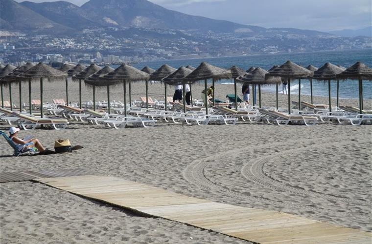 Het klimaat, de zee en de locatie van dit huis met 3 slaapkamers is ideaal aan het strand van Fuengirola