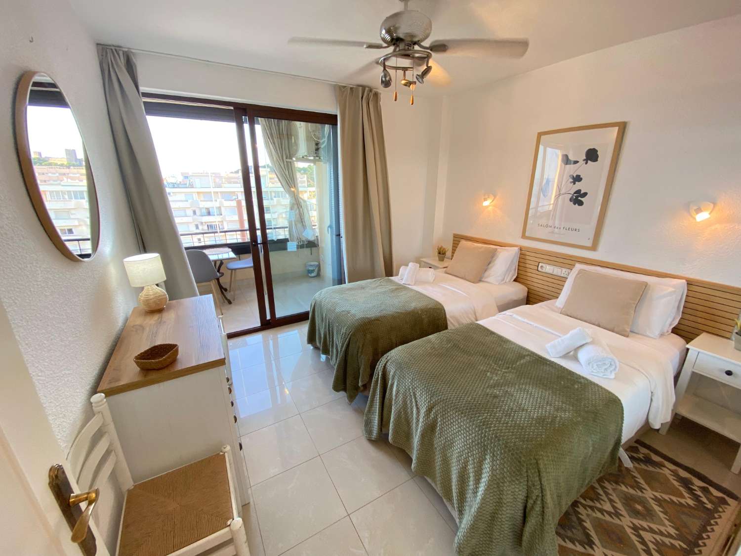 Fuengirola, 1 slaapkamer, panoramisch uitzicht, gratis wifi, zwembad, eerstelijns strand.