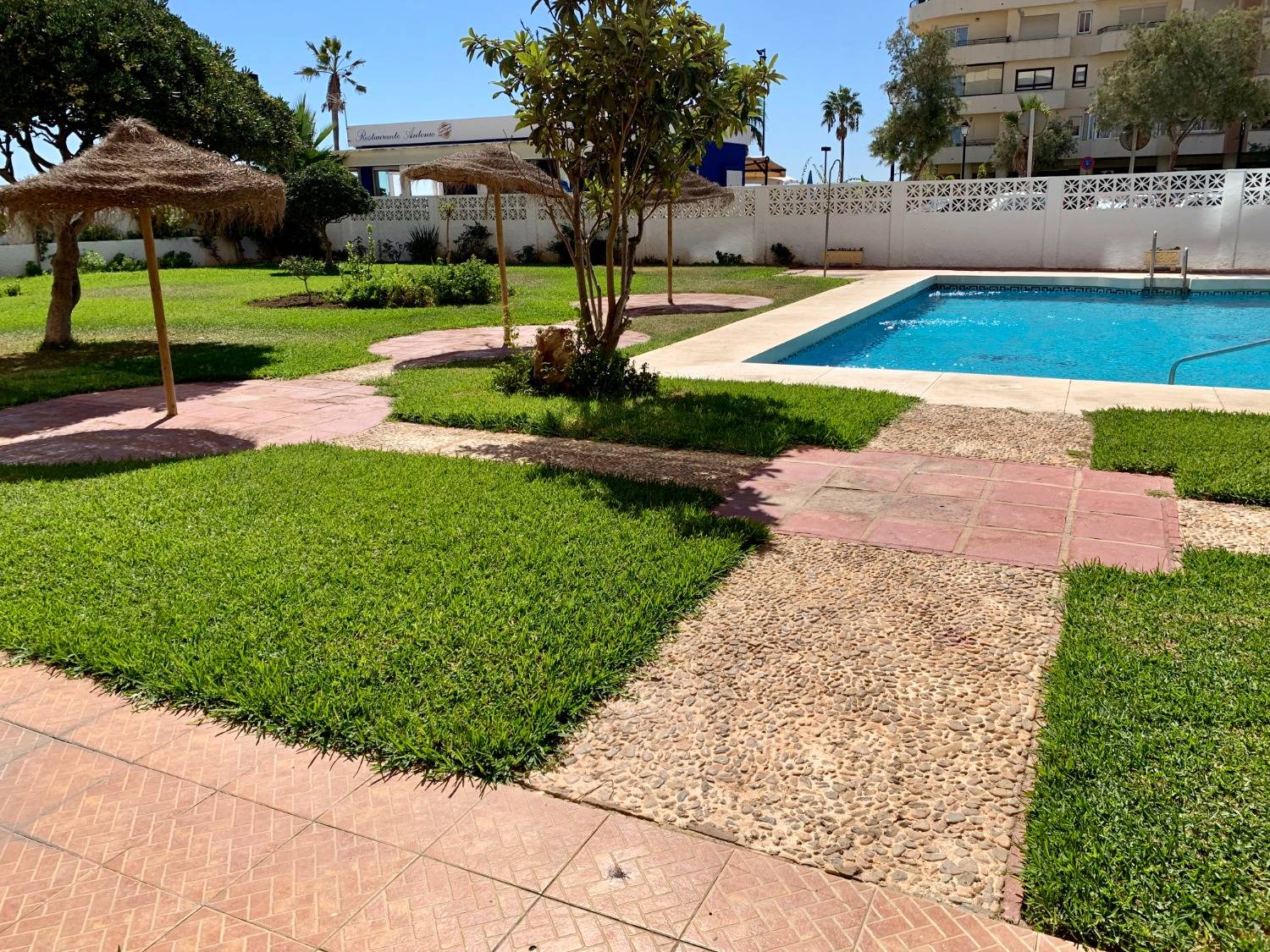 Fuengirola, 1 soveværelse, panoramaudsigt, Gratis Wi-Fi, swimmingpool, førstelinje strand.