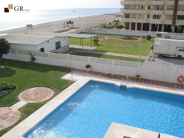 Fuengirola, 1 sovrum, panoramautsikt, gratis Wi-Fi, pool, första linjens strand.