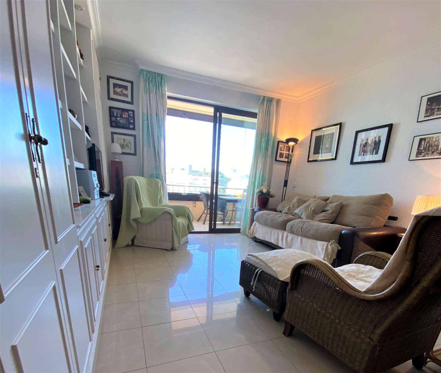 Fuengirola, 1 camera da letto, vista panoramica, Wi-Fi gratuito, piscina, spiaggia di prima linea.