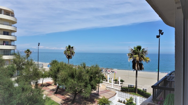 ES UN CRUCERO! DISFRUTA DE ESTA PRIMERA LINEA DE PLAYA, 2 DORMITORIOS, A/A, FUENGIROLA