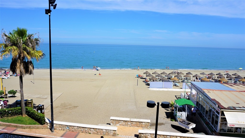 ES UN CRUCERO! DISFRUTA DE ESTA PRIMERA LINEA DE PLAYA, 2 DORMITORIOS, A/A, FUENGIROLA