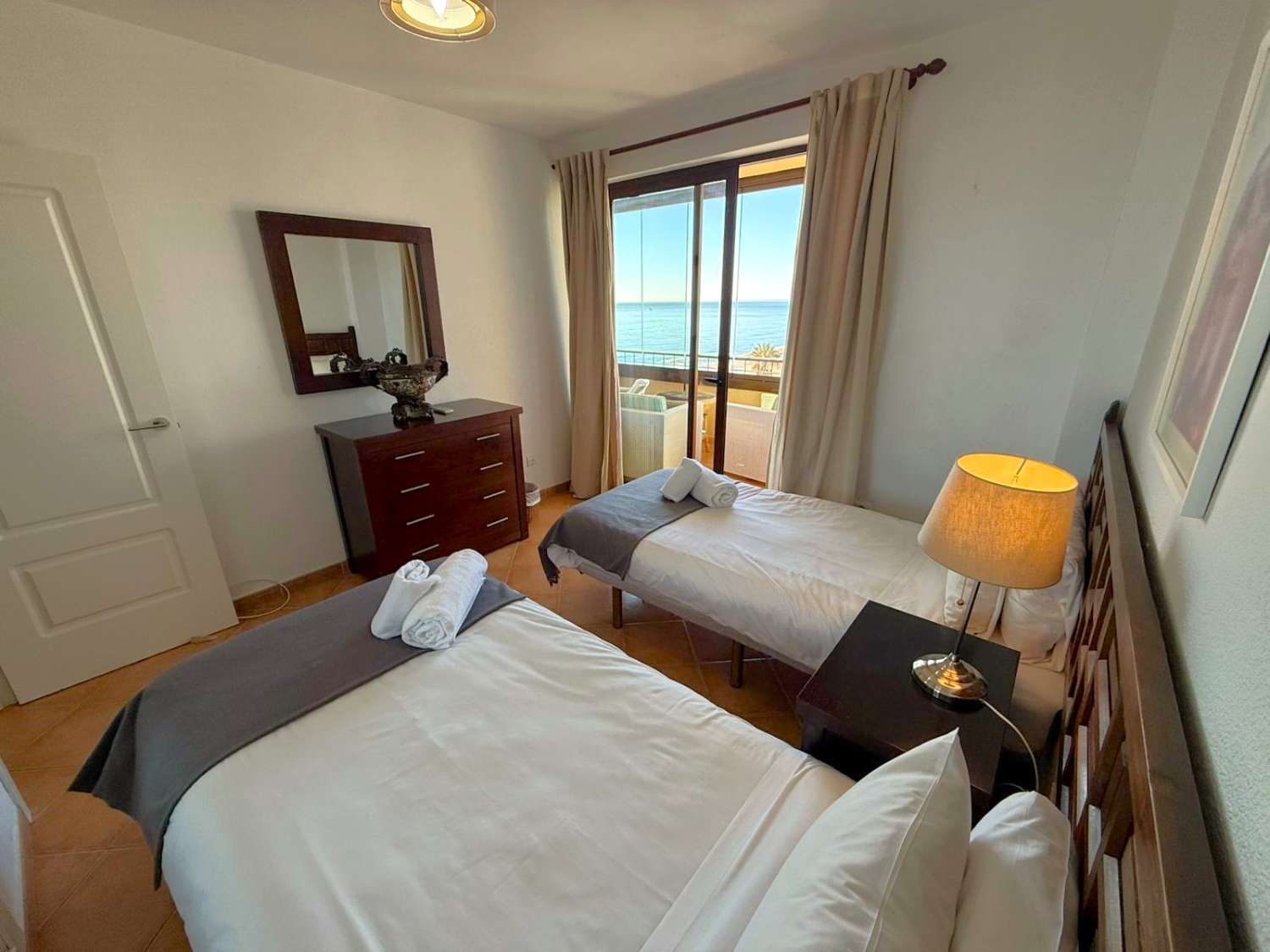 海滩，福恩吉罗拉，1 间卧室，游泳池大海和天空。