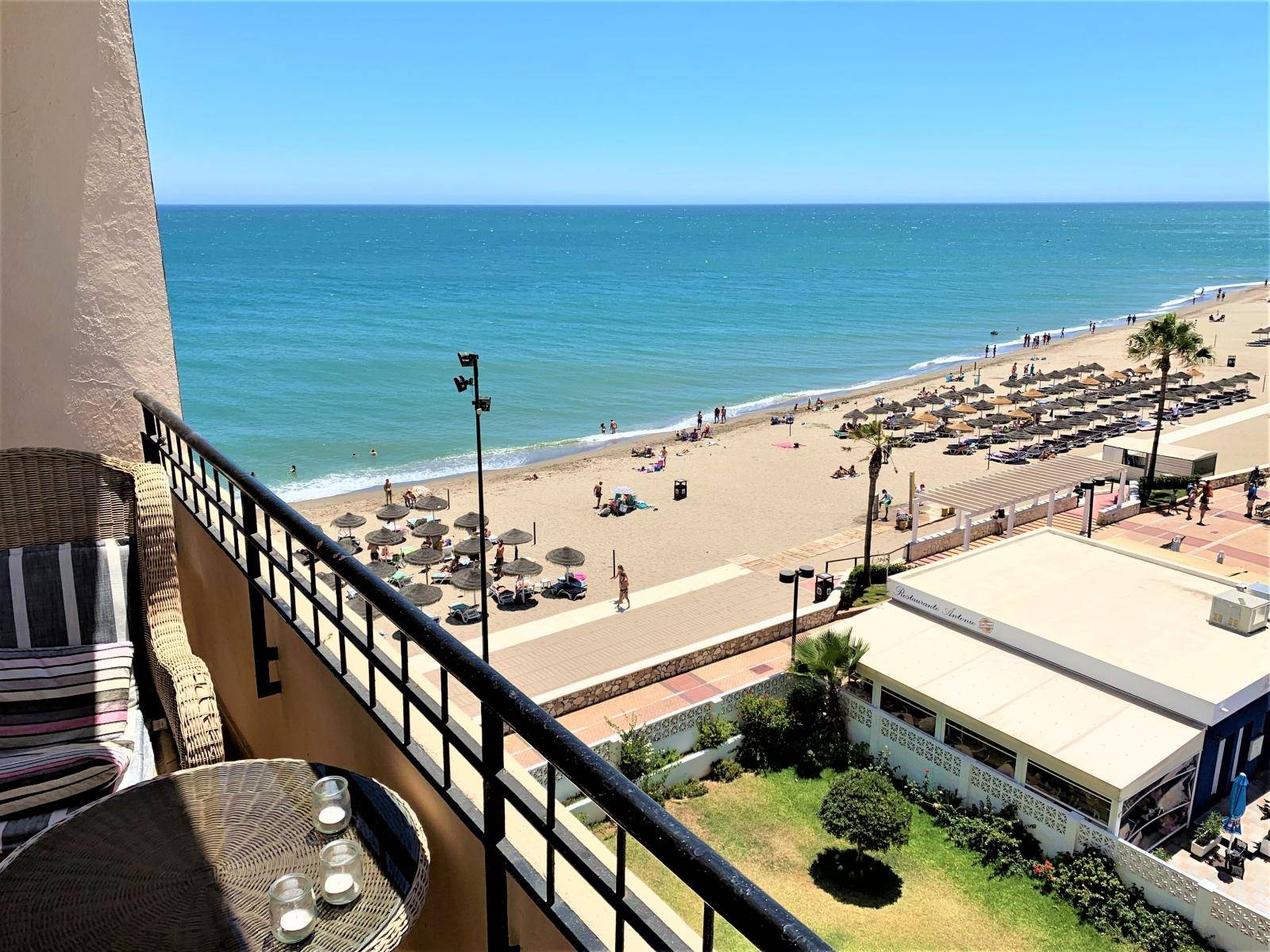 Beach, Fuengirola, 1 bedroom, swimming pool the sea and the sky.