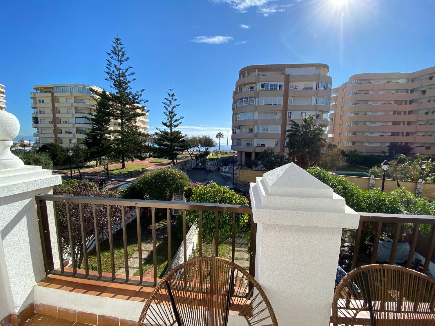 ESPECTACULAR CHALET ADOSADO EN LA PLAYA DEL CASTILLO FUENGIROLA