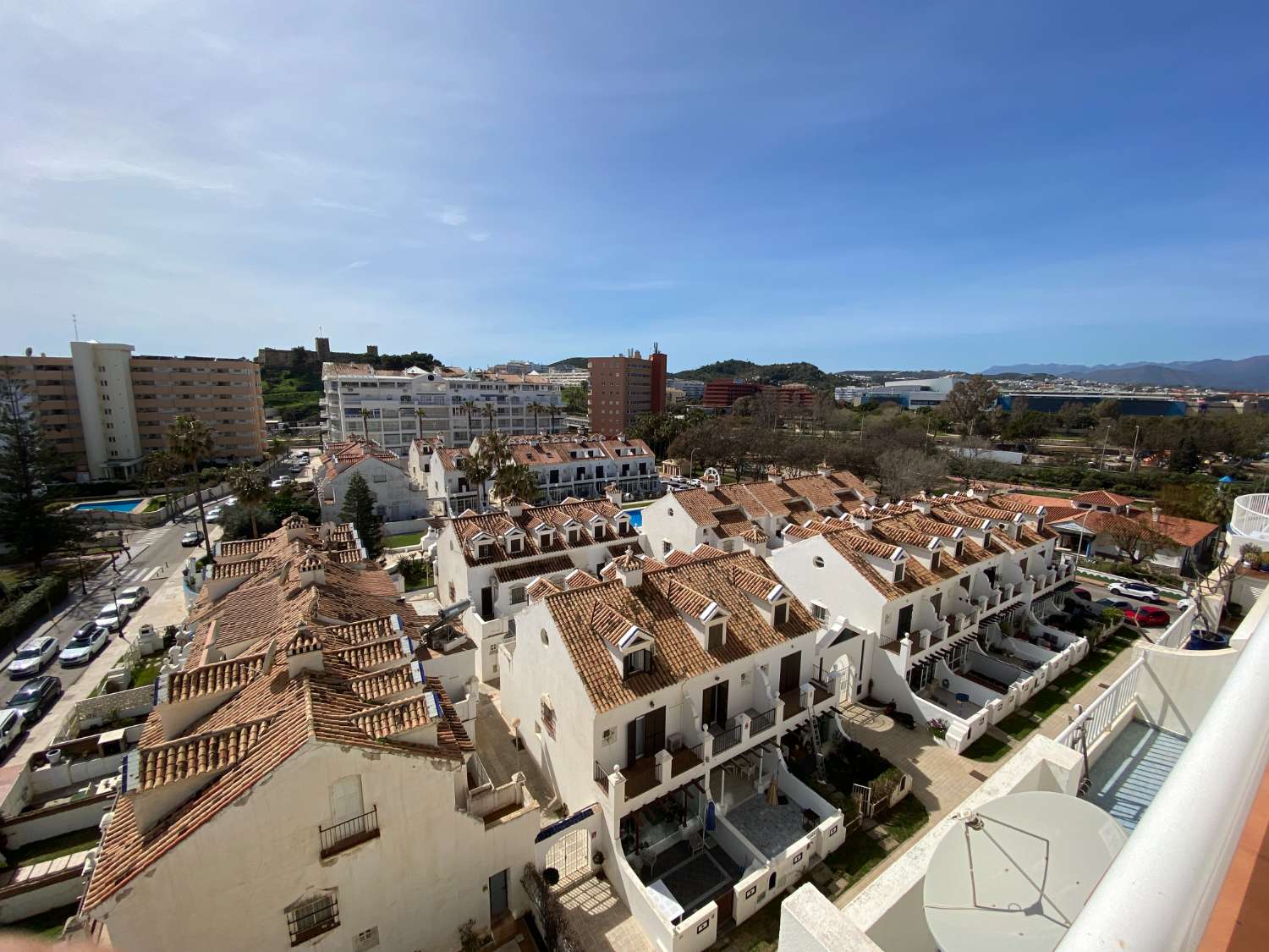 ESPECTACULAR CHALET ADOSADO EN LA PLAYA DEL CASTILLO FUENGIROLA