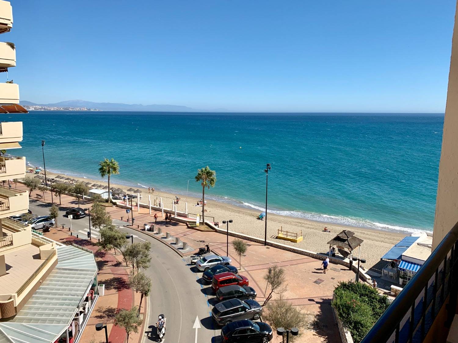 Es lo que busco. Justo a pie de playa en Fuengirola, con vista al mar y tiene 2 dormitorios